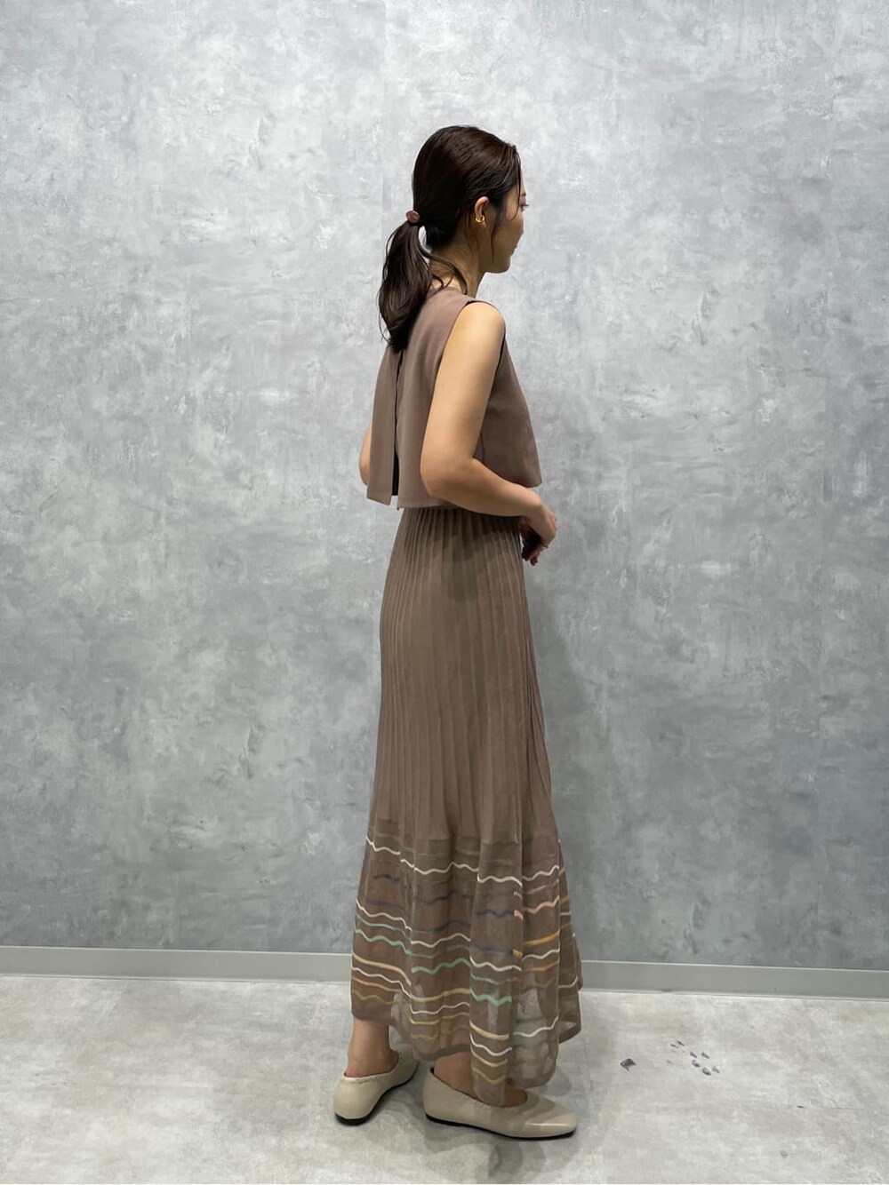 ブラウン系のワンピース、ホワイト系のパンプスを着用したレディースの夏コーディネートの4枚目の写真