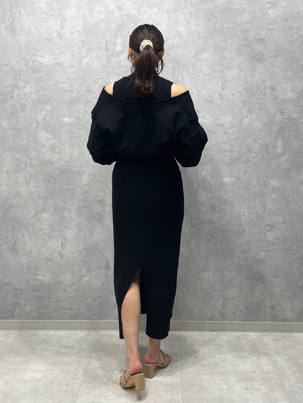 ベージュ系のサンダル、ブラック系のワンピースを着用したレディースの冬コーディネートの6枚目の写真