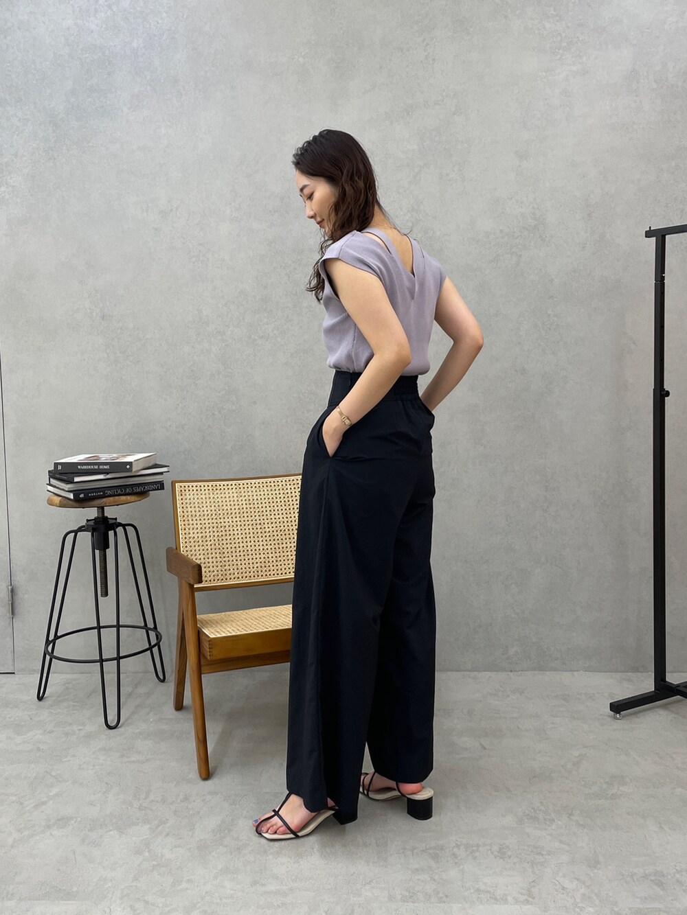 ブラック系のサンダル、ブルー系のニット/セーター、ブラック系のその他パンツを着用したレディースの春コーディネートの4枚目の写真