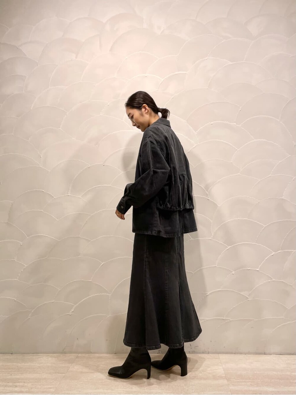 ブラック系のデニムジャケット、ブラック系のスカート、ブラック系のその他シューズを着用したレディースの夏コーディネートの8枚目の写真