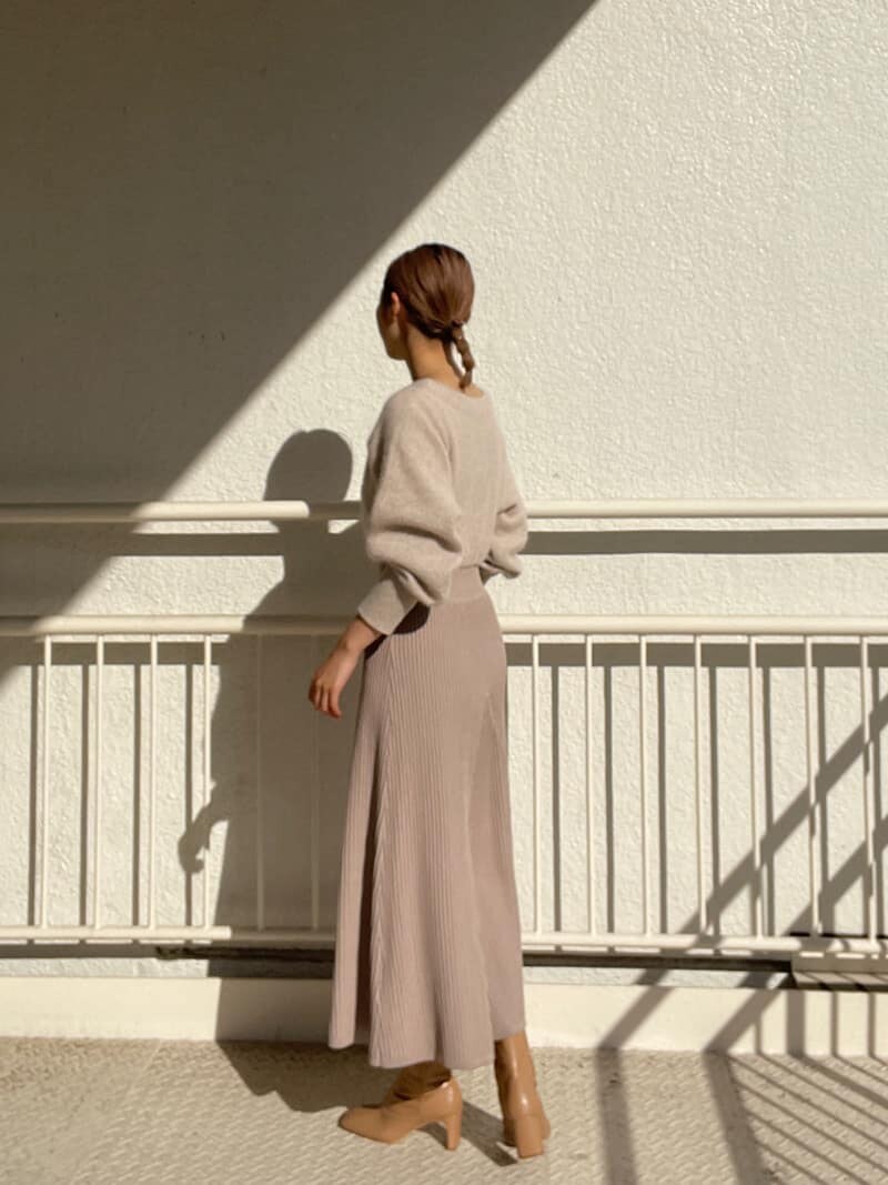 ベージュ系のその他シューズ、ホワイト系のワンピースを着用したレディースの冬コーディネートの3枚目の写真