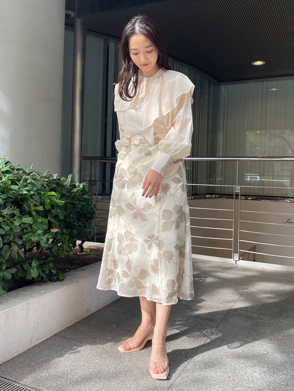 ホワイト系のシャツ/ブラウス、その他のサンダル、ベージュ系のスカートを着用したレディースの冬コーディネートの4枚目の写真