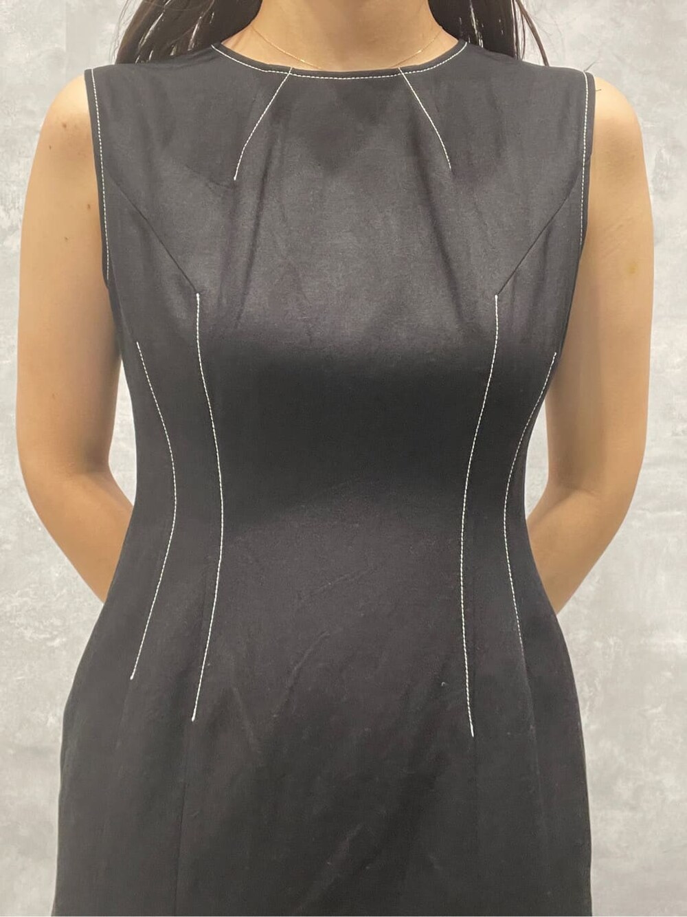 ブラウン系のサンダル、ホワイト系のハンドバッグ、ブラック系のワンピースを着用したレディースの夏コーディネートの8枚目の写真