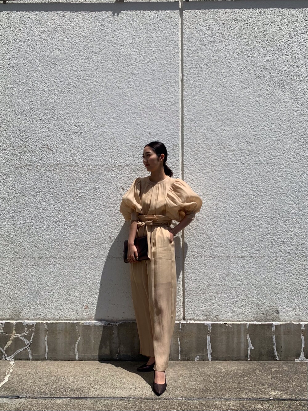 ベージュ系のシャツ/ブラウス、ベージュ系のその他パンツを着用したレディースの春コーディネートの2枚目の写真