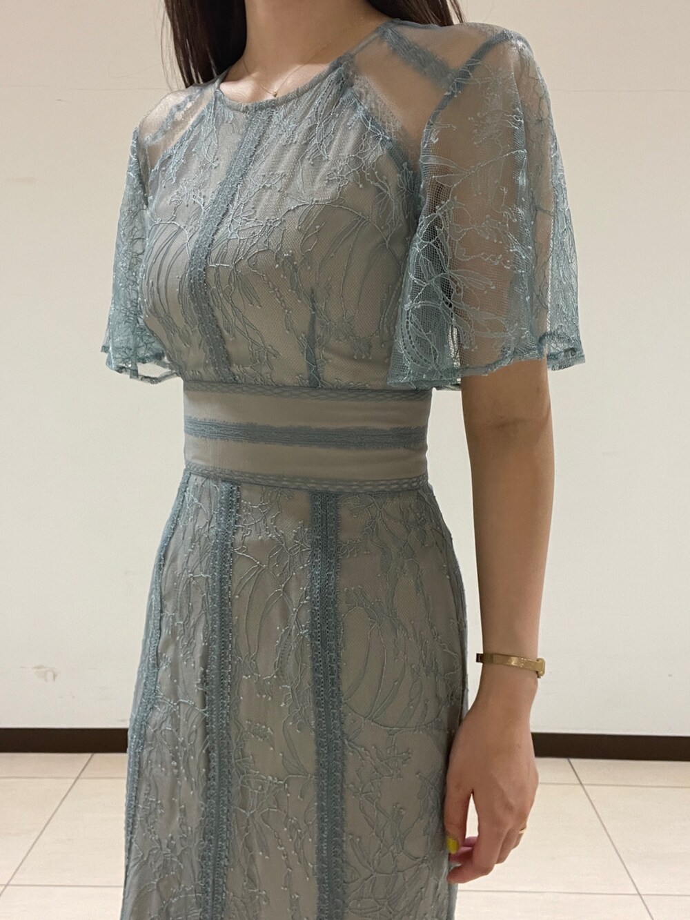 グリーン系のドレス、ベージュ系のパンプスを着用したレディースの春コーディネートの8枚目の写真