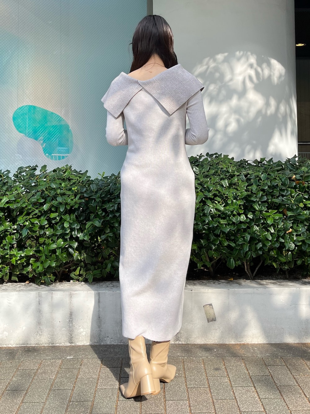 ベージュ系のブーツ、ホワイト系のワンピースを着用したレディースの冬コーディネートの5枚目の写真