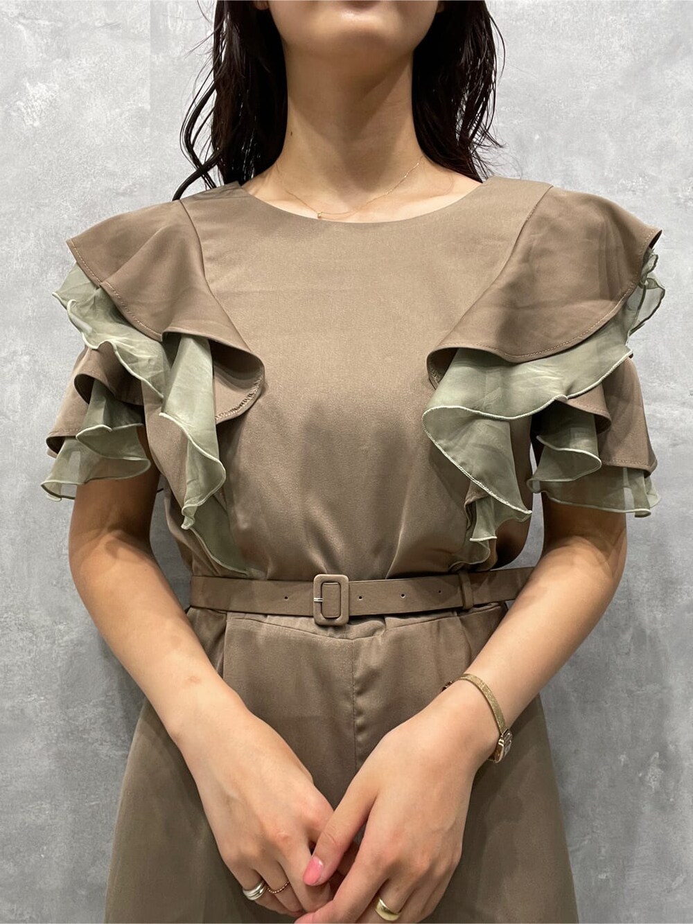 ベージュ系のパンプス、ベージュ系のパンツドレス、ベージュ系のクラッチバッグを着用したレディースの秋コーディネートの6枚目の写真