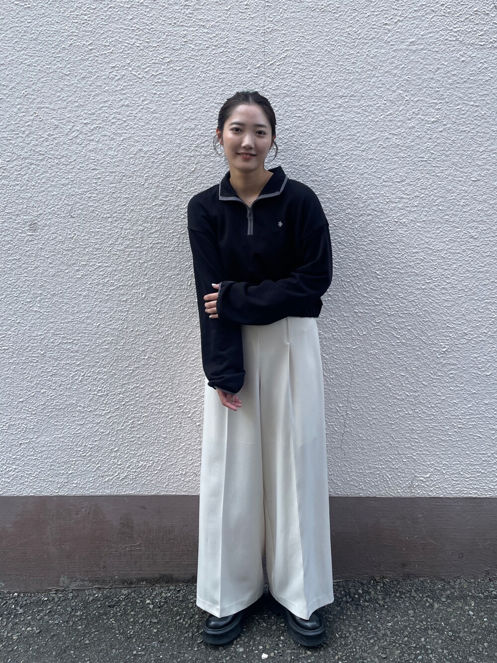 ブラック系のスウェット、ホワイト系のその他パンツを着用したレディースの夏コーディネートの3枚目の写真