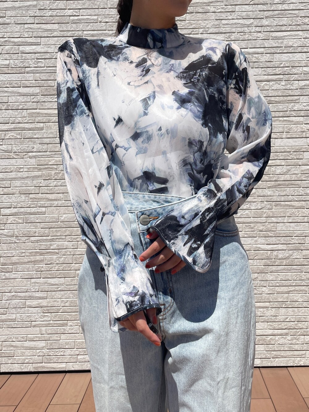 ブルー系のデニムパンツ、ブルー系のシャツ/ブラウス、ホワイト系のカーディガン/ボレロを着用したレディースの秋コーディネートの9枚目の写真