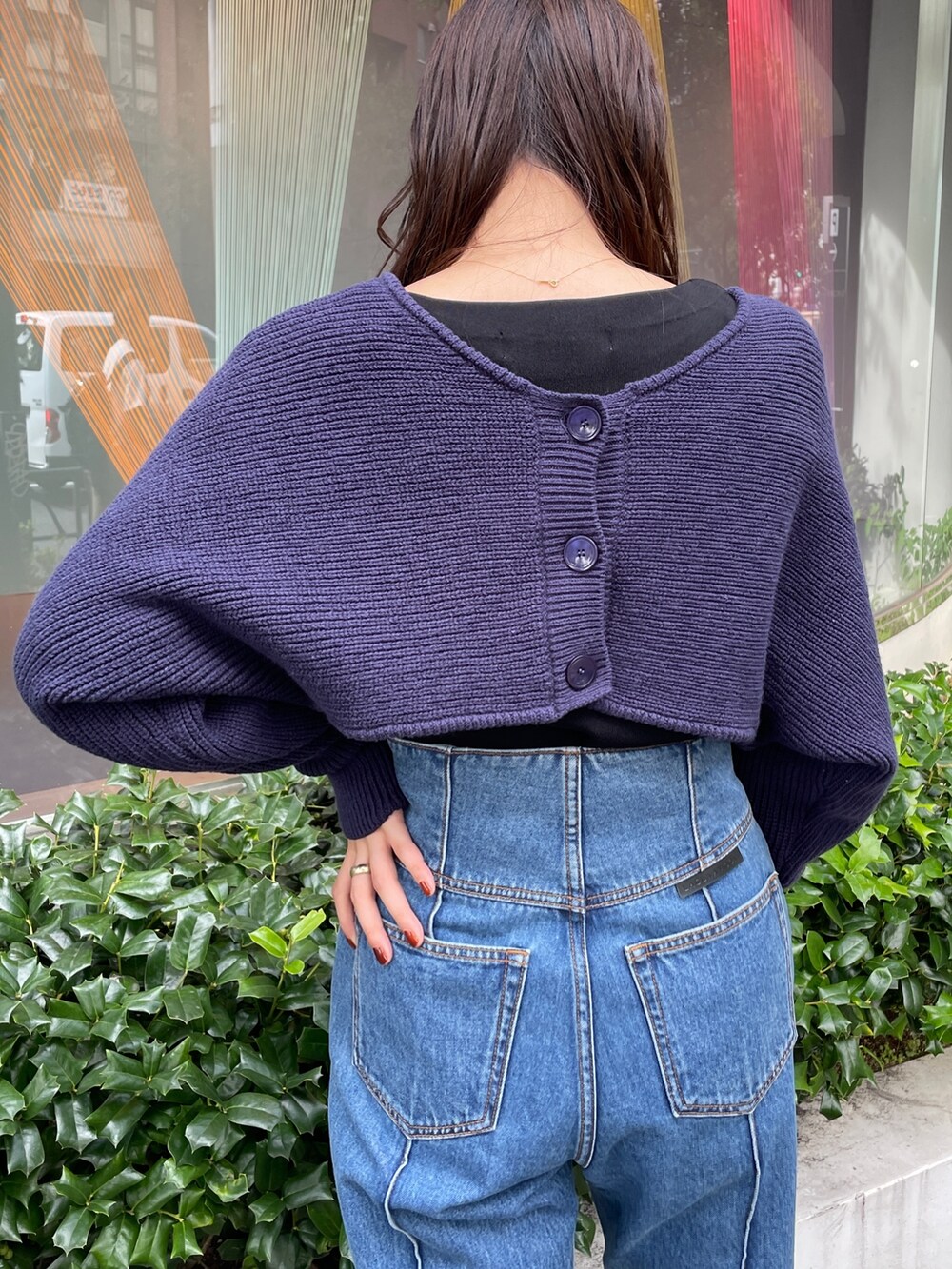 ベージュ系のサンダル、ブルー系のデニムパンツ、ブラック系のニット/セーターを着用したレディースの冬コーディネートの9枚目の写真