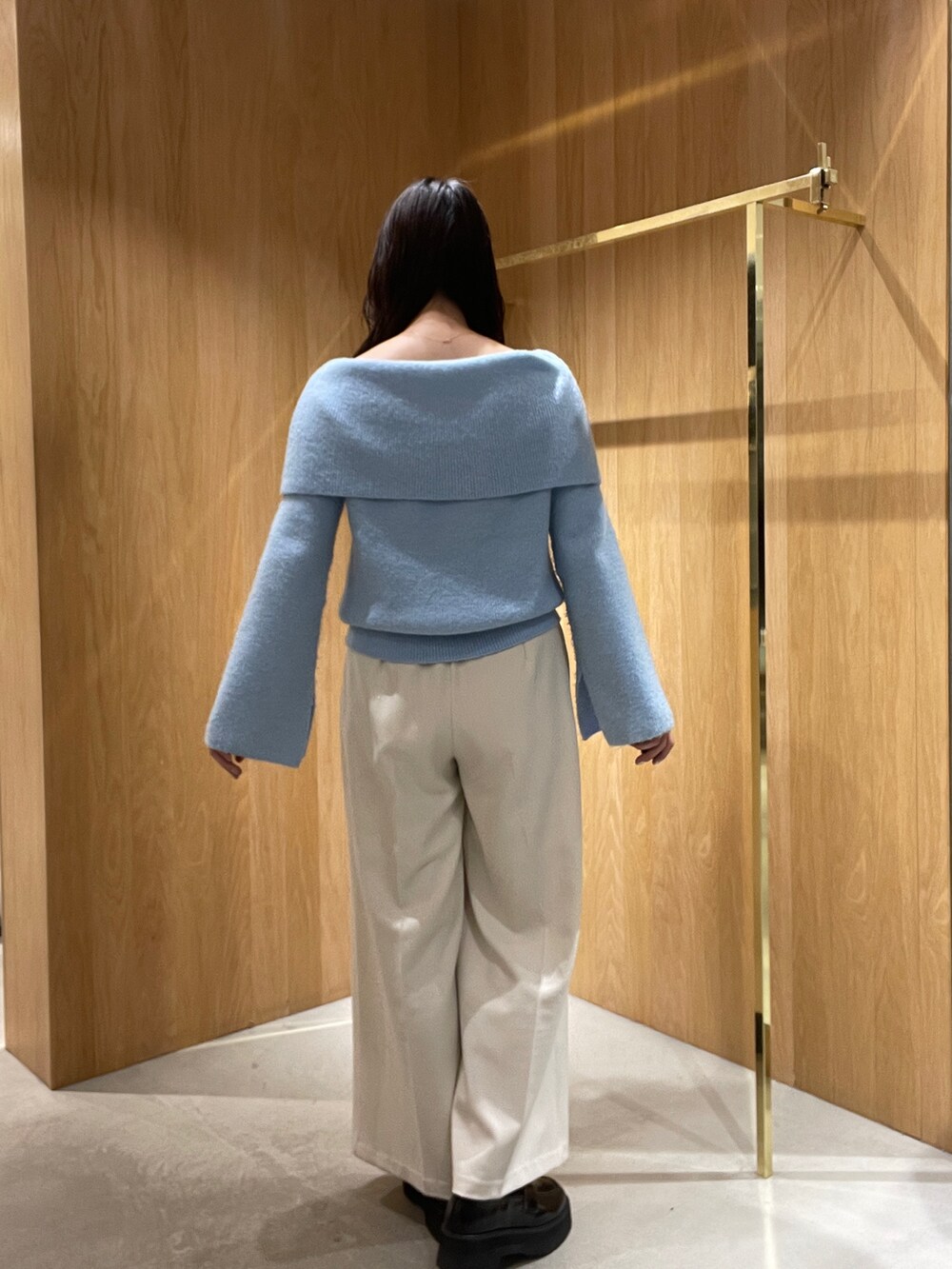 ホワイト系のその他パンツ、ブルー系のニット/セーター、ブラック系のローファーを着用したレディースの秋コーディネートの5枚目の写真