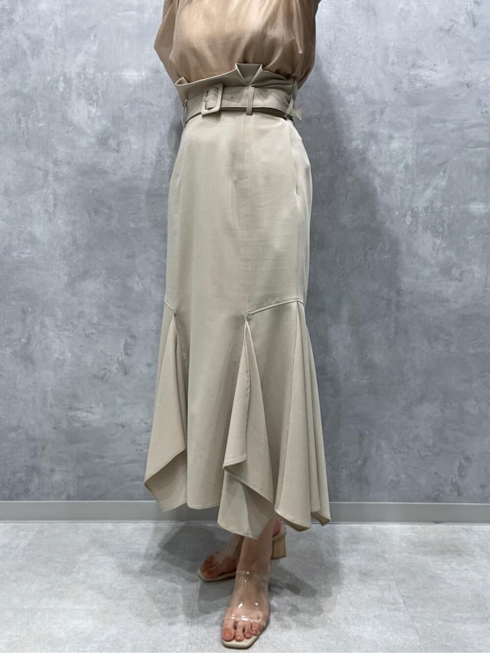 ベージュ系のシャツ/ブラウス、その他のサンダル、ベージュ系のスカートを着用したレディースの春コーディネートの9枚目の写真