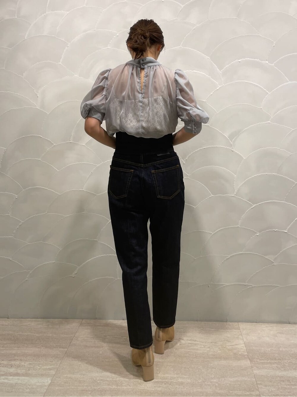 ベージュ系のブーツ、ブルー系のシャツ/ブラウス、ブルー系のデニムパンツを着用したレディースの春コーディネートの3枚目の写真