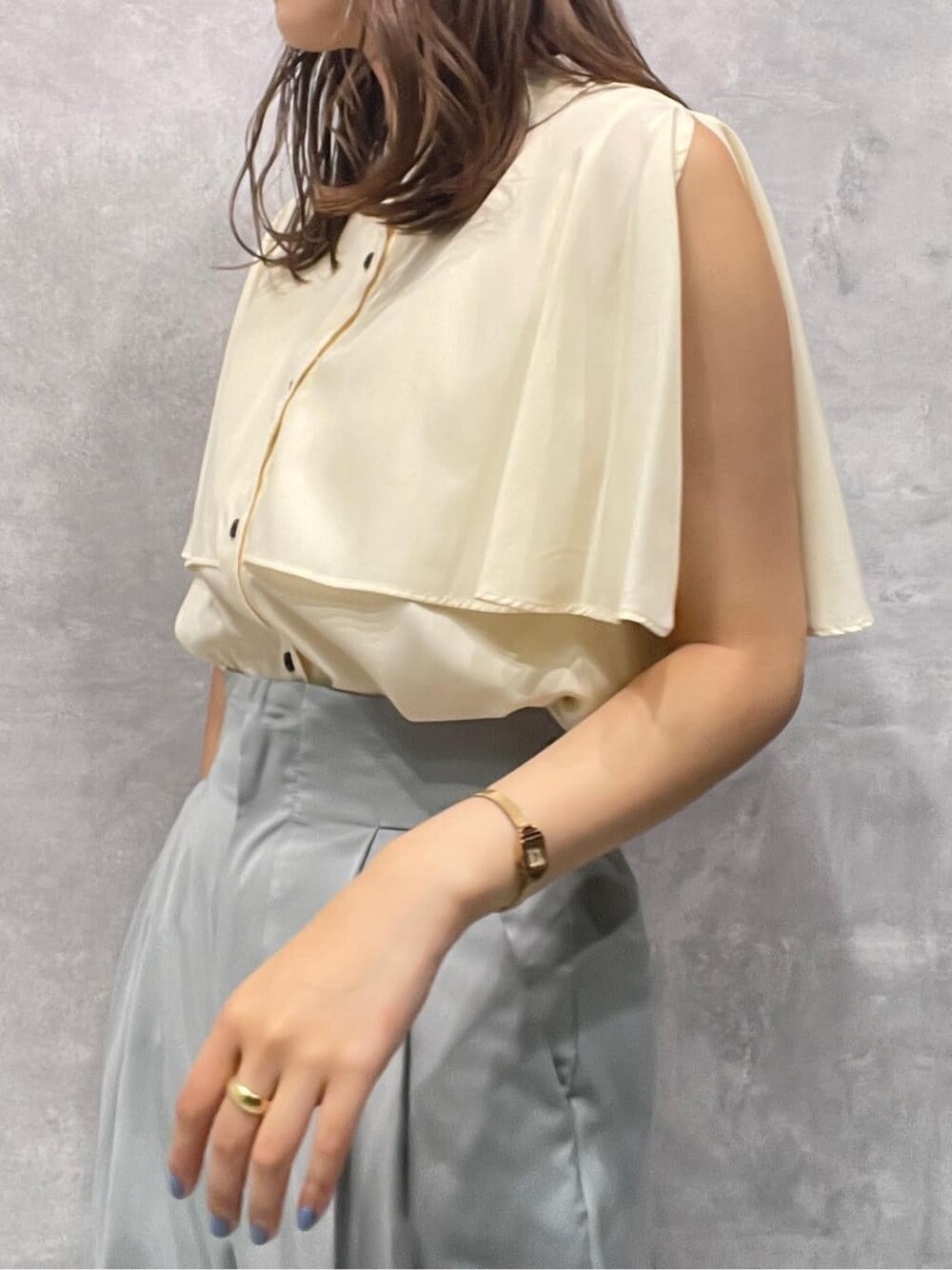 ブルー系のスラックス、ベージュ系のサンダル、ホワイト系のシャツ/ブラウスを着用したレディースの夏コーディネートの8枚目の写真