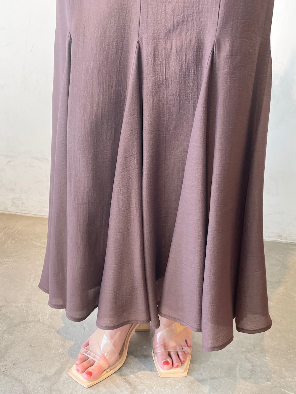 その他のサンダル、ホワイト系のニット/セーター、ブラウン系のスカートを着用したレディースの春コーディネートの9枚目の写真