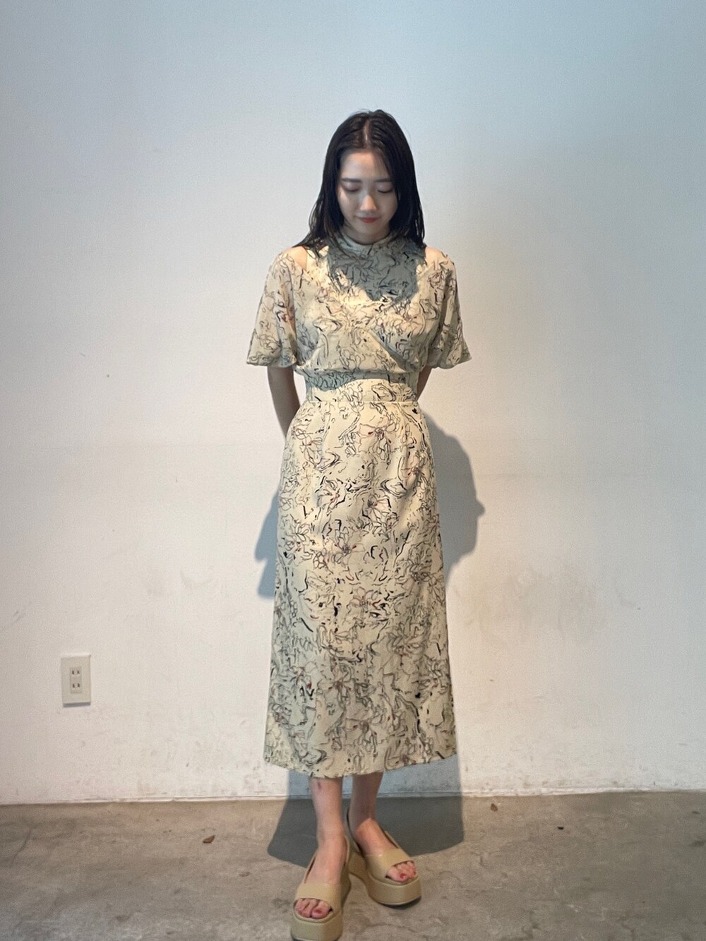 ベージュ系のワンピース、ベージュ系のサンダルを着用したレディースの夏コーディネートの3枚目の写真