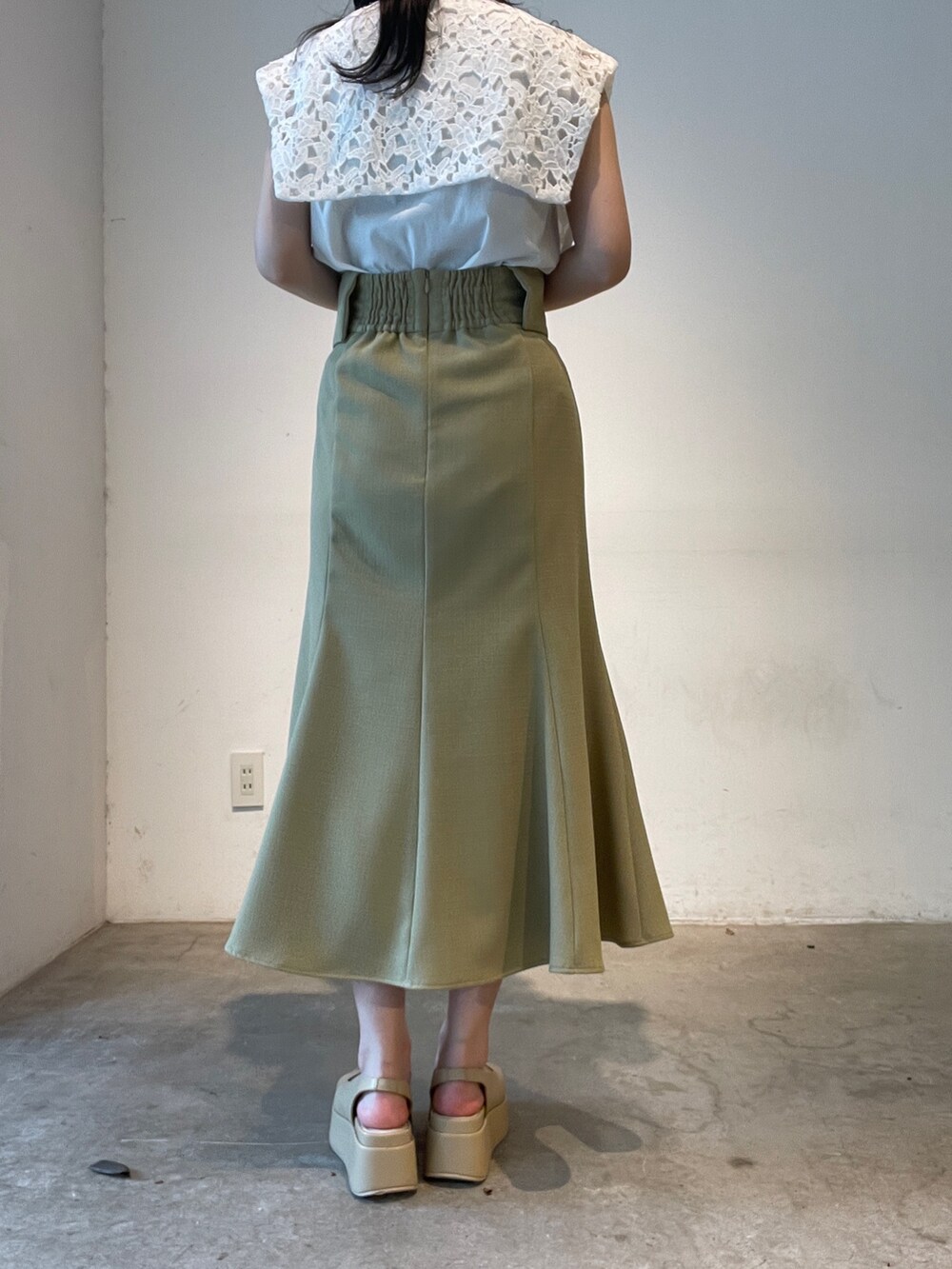 ホワイト系のシャツ/ブラウス、ベージュ系のサンダル、イエロー系のスカートを着用したレディースの夏コーディネートの10枚目の写真