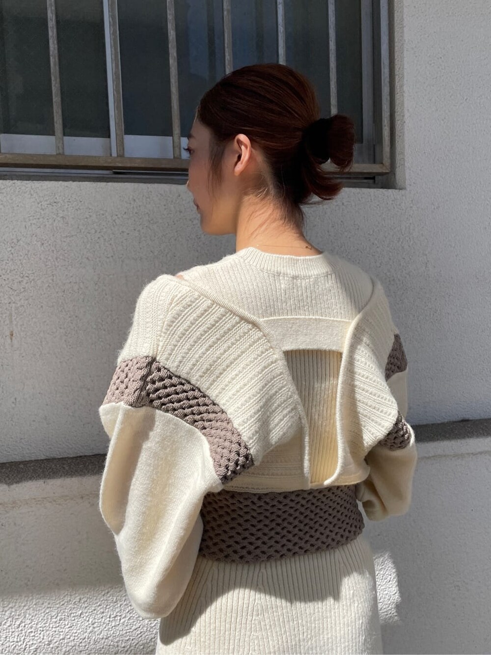 ベージュ系のその他シューズ、ホワイト系のワンピース、ブラウン系のショルダーバッグを着用したレディースの秋コーディネートの5枚目の写真