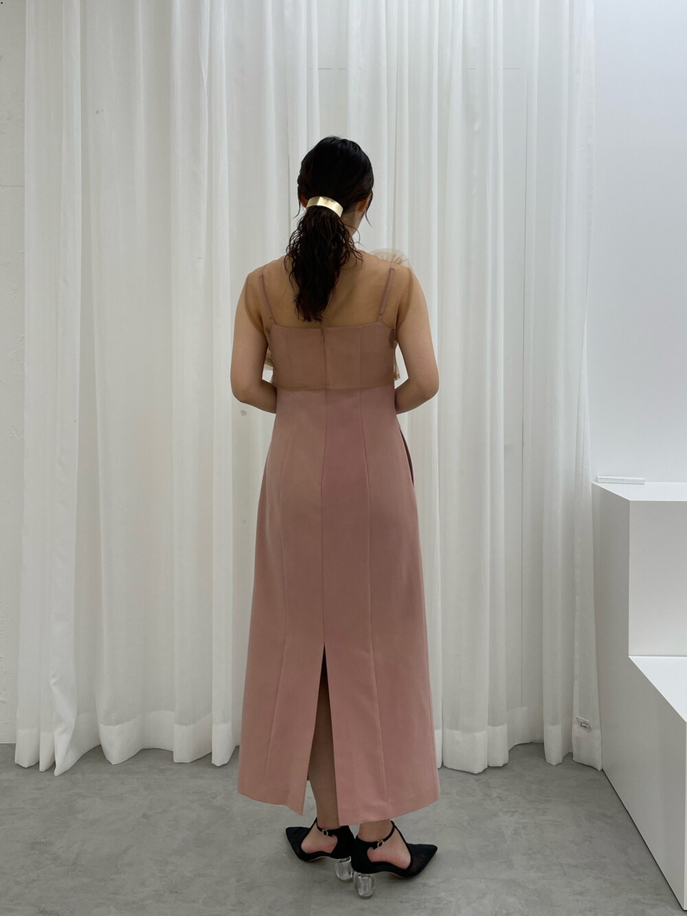 ブラック系のパンプス、ピンク系のドレスを着用したレディースの春コーディネートの6枚目の写真