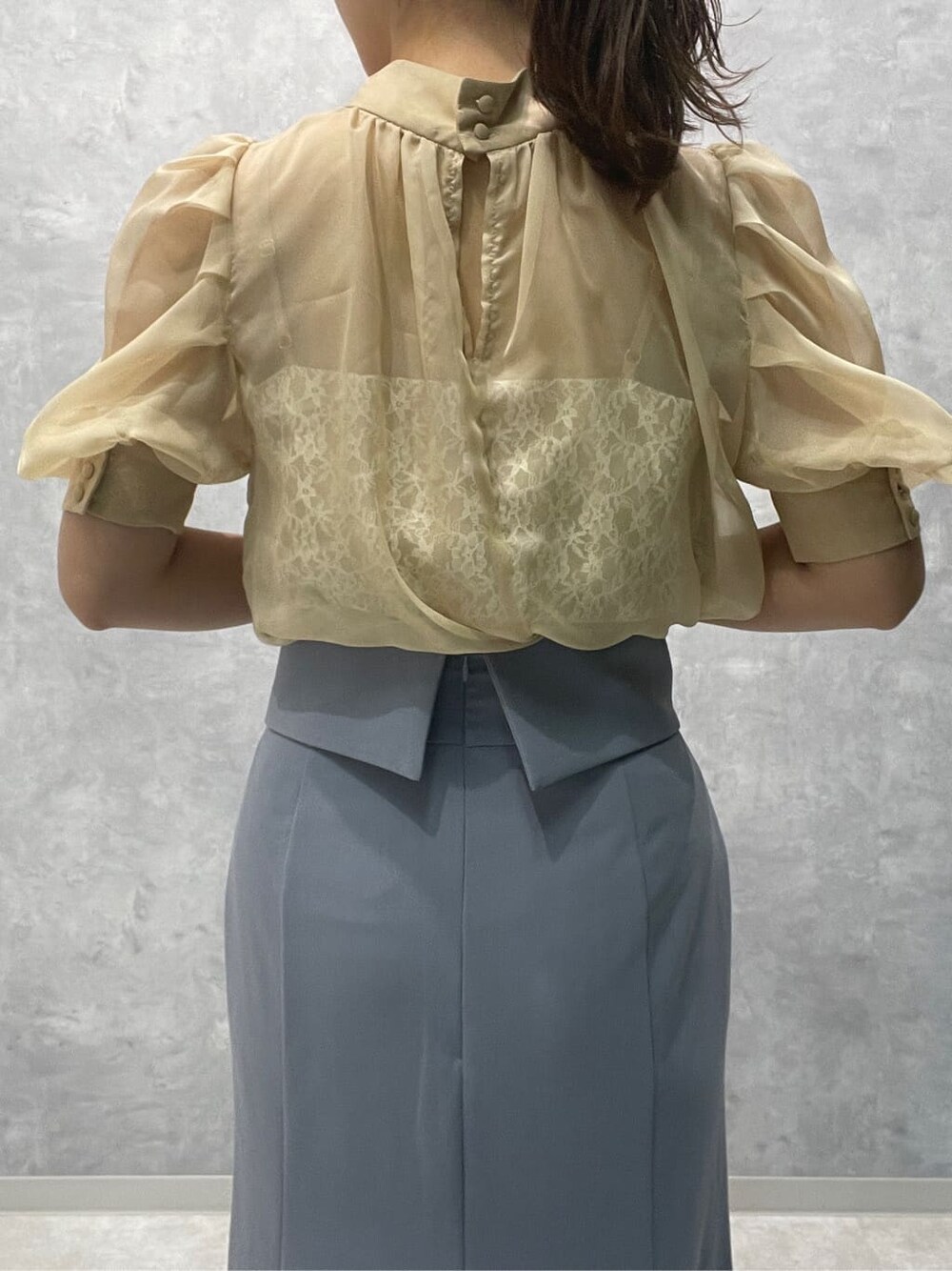 ベージュ系のシャツ/ブラウス、ホワイト系のサンダル、ブルー系のスカートを着用したレディースの夏コーディネートの7枚目の写真