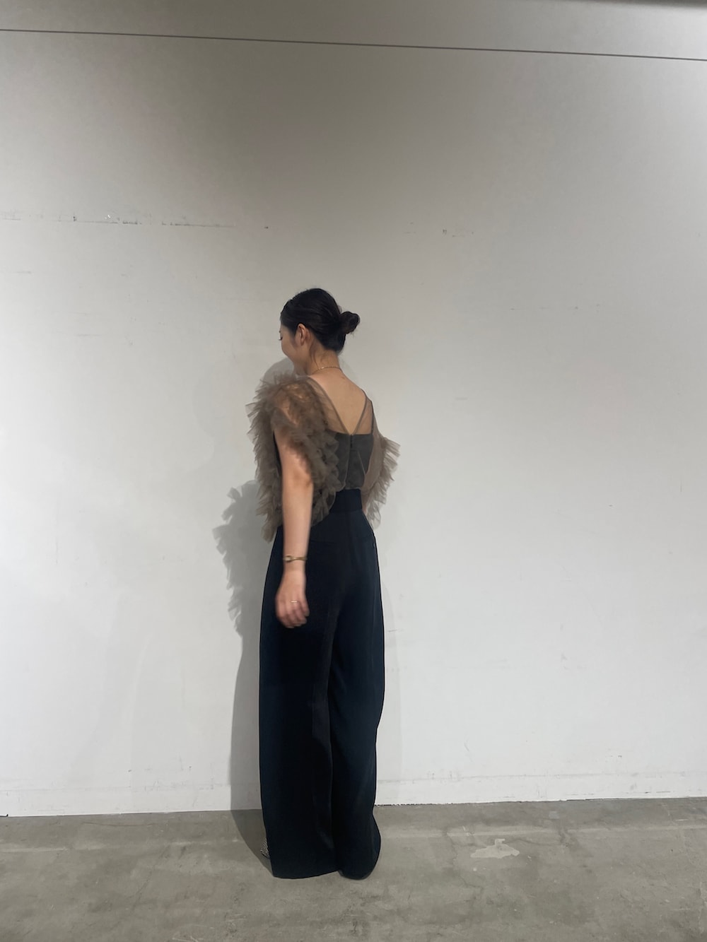 その他のパンツドレス、ブラック系のパンプスを着用したレディースの夏コーディネートの6枚目の写真