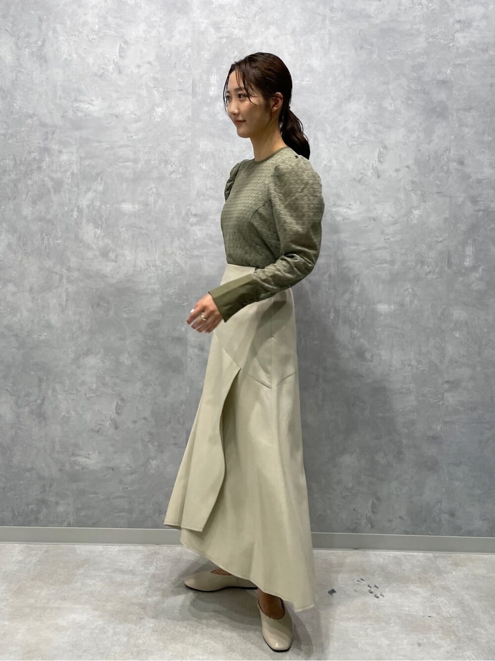 ベージュ系のシャツ/ブラウス、ホワイト系のスカート、ホワイト系のパンプスを着用したレディースの夏コーディネートの4枚目の写真