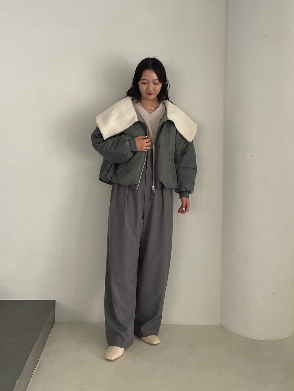 グレー系のその他パンツ、ベージュ系のスウェット、グリーン系のMA-1を着用したレディースの冬コーディネートの3枚目の写真