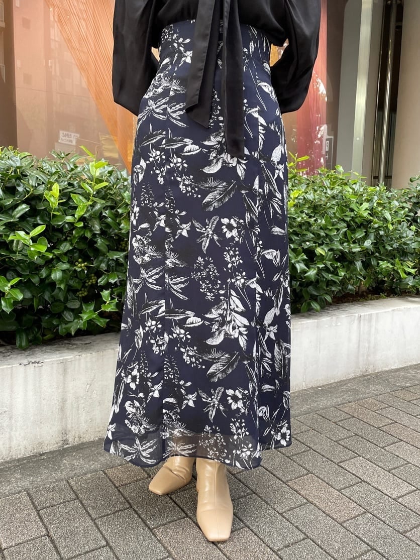 ブラック系のシャツ/ブラウス、ブルー系のスカート、ブルー系のスカートを着用したレディースの秋コーディネートの6枚目の写真