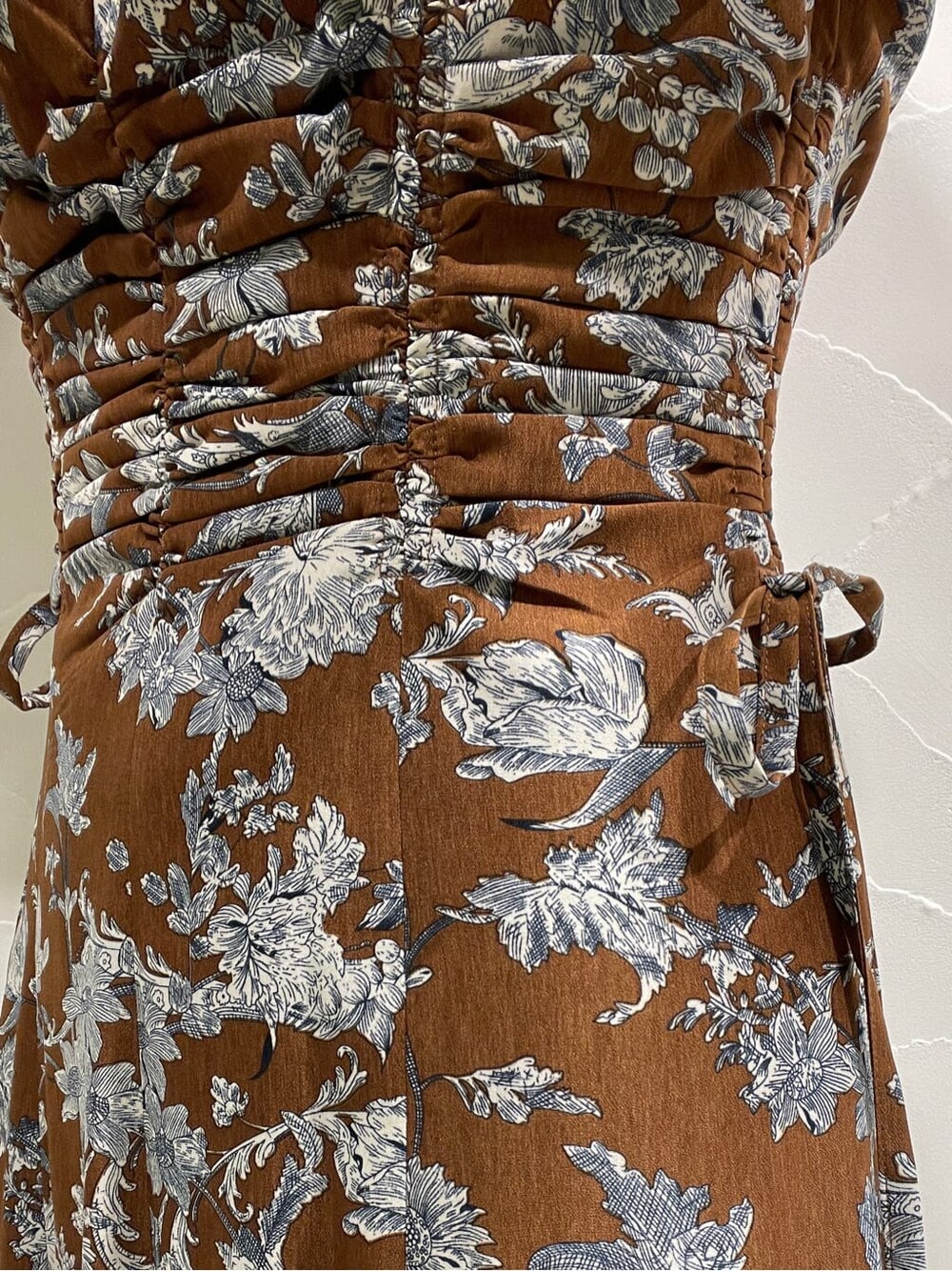 ホワイト系のその他シューズ、ホワイト系のショルダーバッグ、ブラウン系のワンピースを着用したレディースの冬コーディネートの7枚目の写真