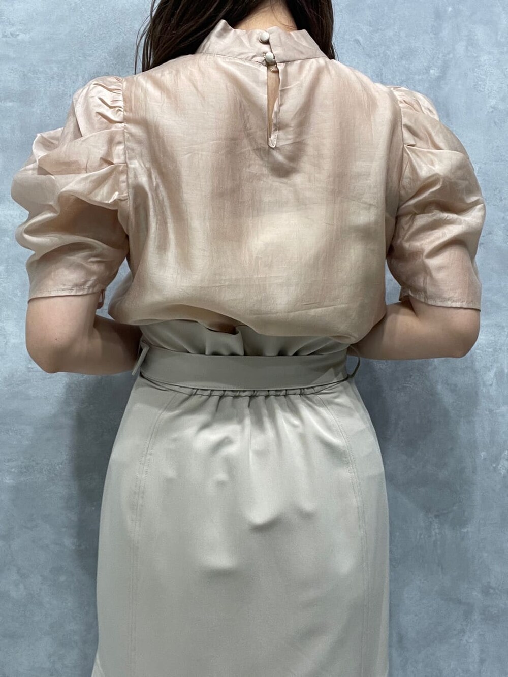 ベージュ系のシャツ/ブラウス、その他のサンダル、ベージュ系のスカートを着用したレディースの春コーディネートの8枚目の写真