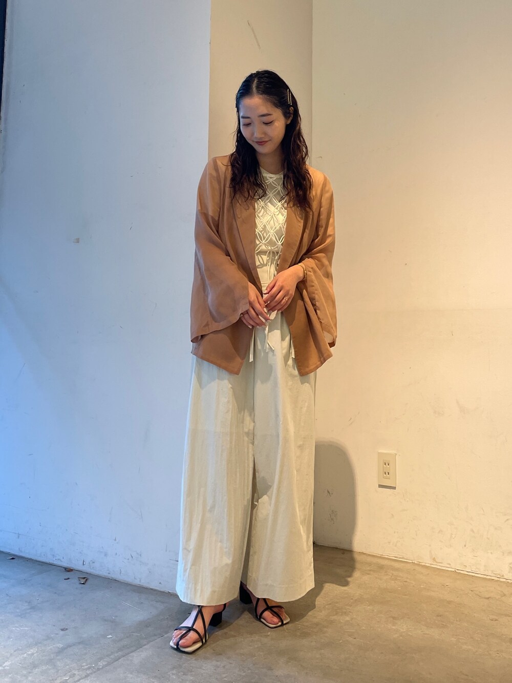 ホワイト系のその他パンツ、ブラック系のサンダル、ホワイト系のTシャツ/カットソーを着用したレディースの春コーディネートの4枚目の写真