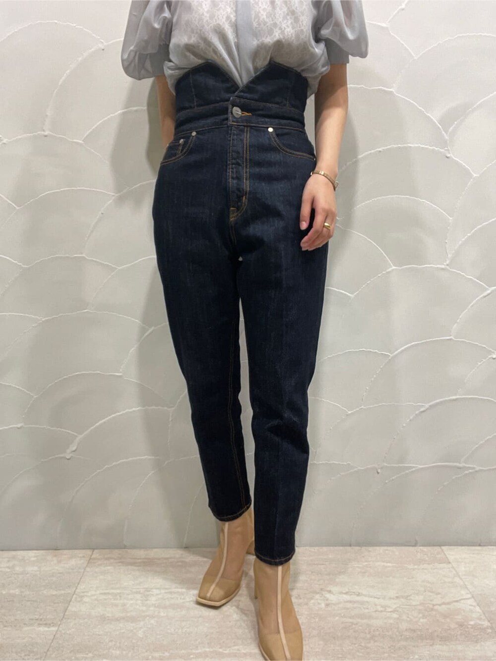 ベージュ系のブーツ、ブルー系のシャツ/ブラウス、ブルー系のデニムパンツを着用したレディースの春コーディネートの8枚目の写真