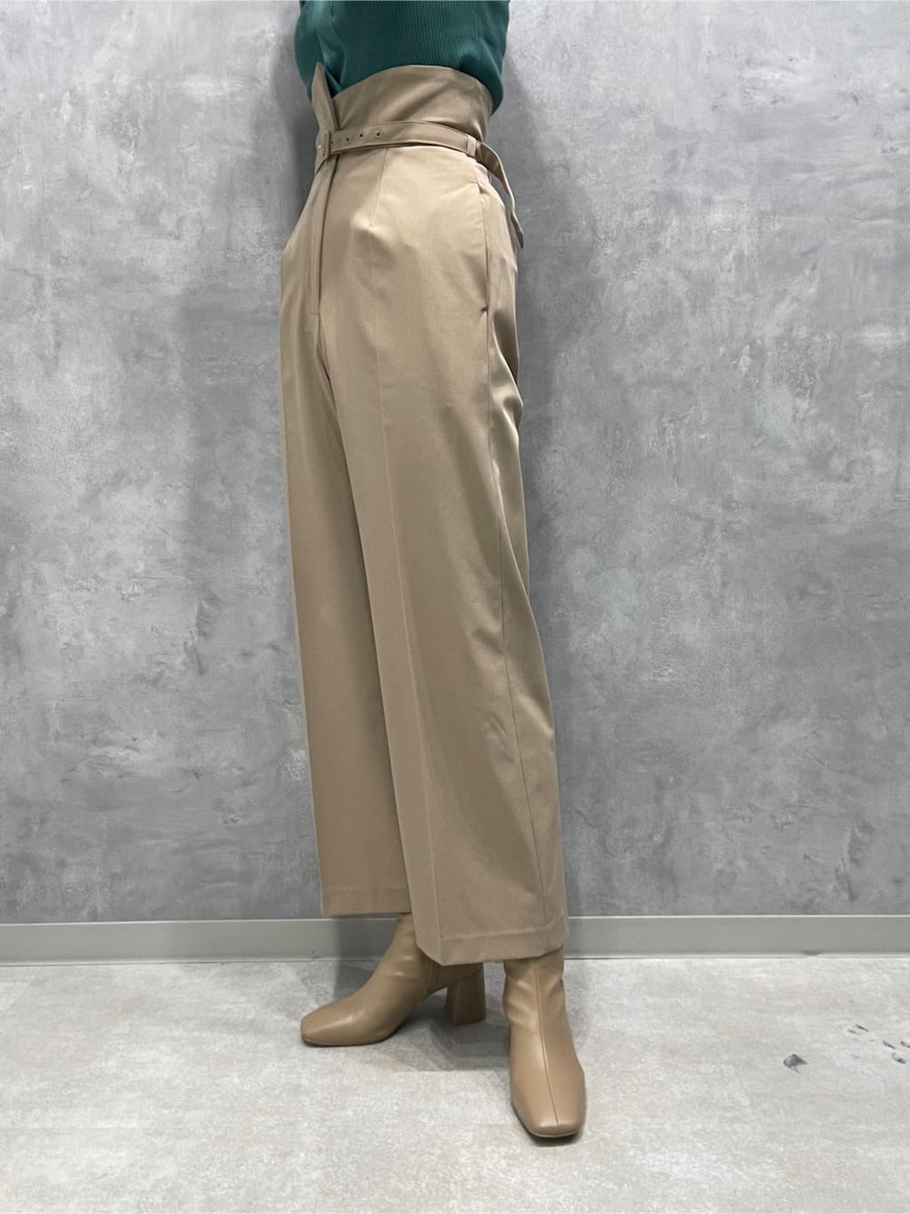 ベージュ系のブーツ、グリーン系のニット/セーター、ベージュ系のその他パンツを着用したレディースの夏コーディネートの8枚目の写真