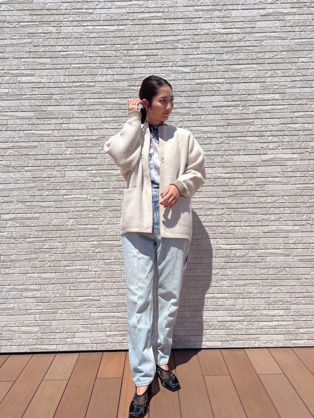 ブルー系のデニムパンツ、ブルー系のシャツ/ブラウス、ホワイト系のカーディガン/ボレロを着用したレディースの秋コーディネートの3枚目の写真