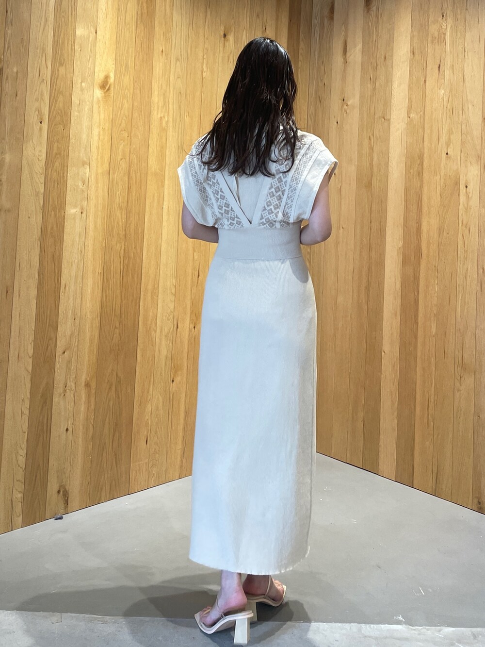 その他のサンダル、ベージュ系のワンピースを着用したレディースの冬コーディネートの6枚目の写真