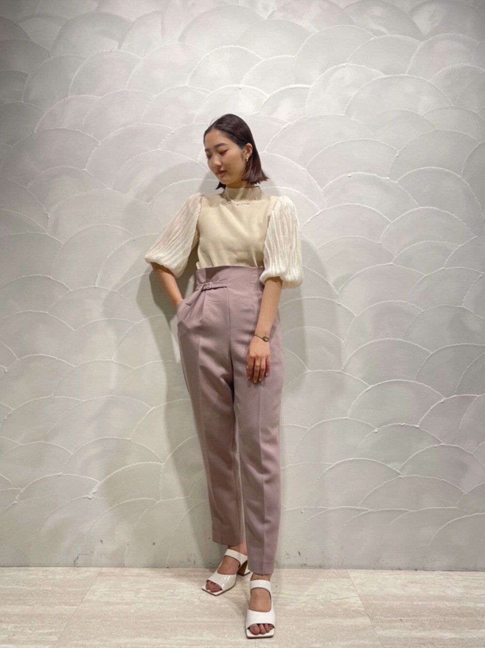 ピンク系のその他パンツ、ホワイト系のサンダル、ベージュ系のニット/セーターを着用したレディースの春コーディネートの2枚目の写真