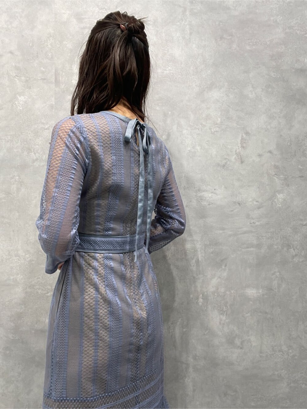 ゴールド系のパンプス、ゴールド系のクラッチバッグ、ブルー系のドレスを着用したレディースの夏コーディネートの9枚目の写真