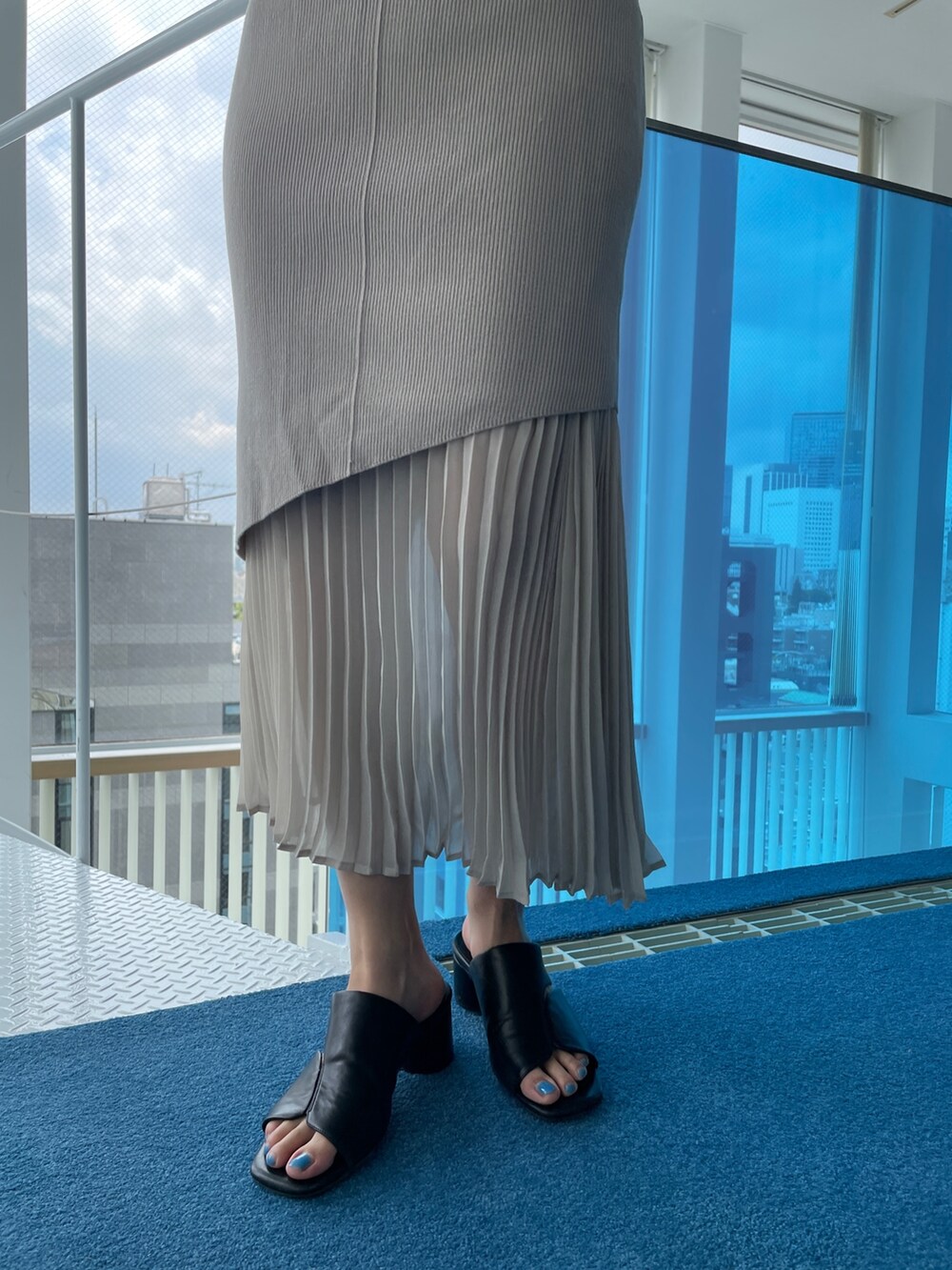 ブラック系のサンダル、ベージュ系のワンピースを着用したレディースの春コーディネートの8枚目の写真