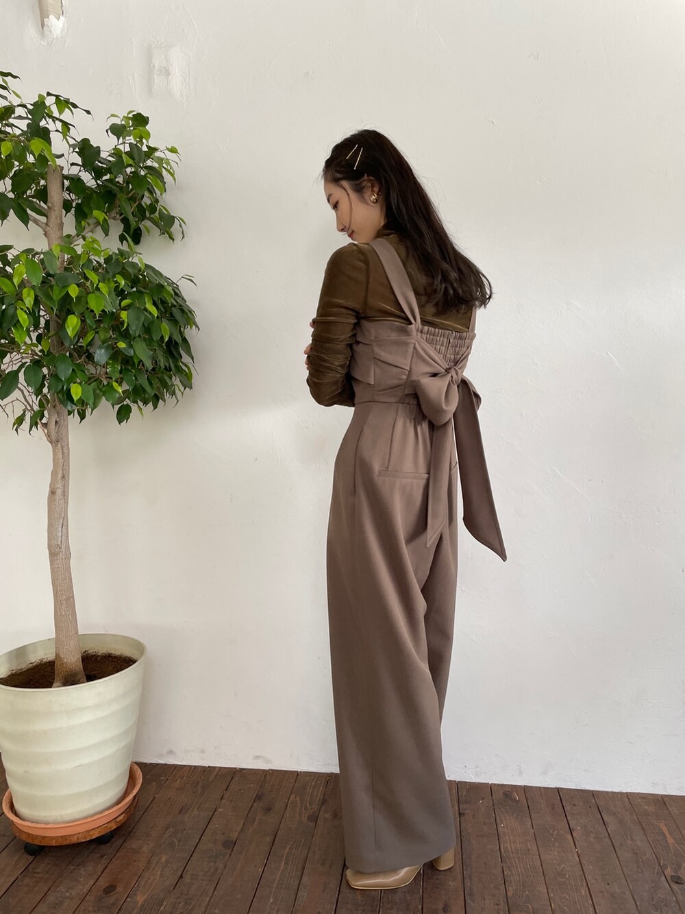 ブラウン系のつなぎ/オールインワン、ブラウン系のTシャツ/カットソー、ベージュ系のブーツを着用したレディースの夏コーディネートの4枚目の写真