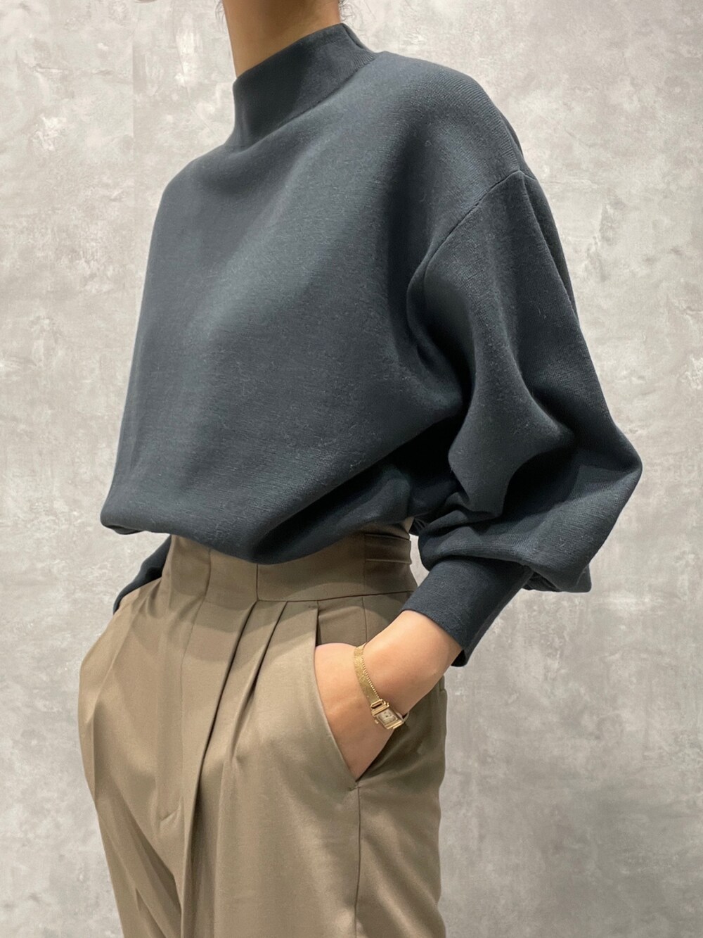 ブラック系のブーツ、ベージュ系のその他パンツ、ホワイト系のカーディガン/ボレロを着用したレディースの冬コーディネートの7枚目の写真