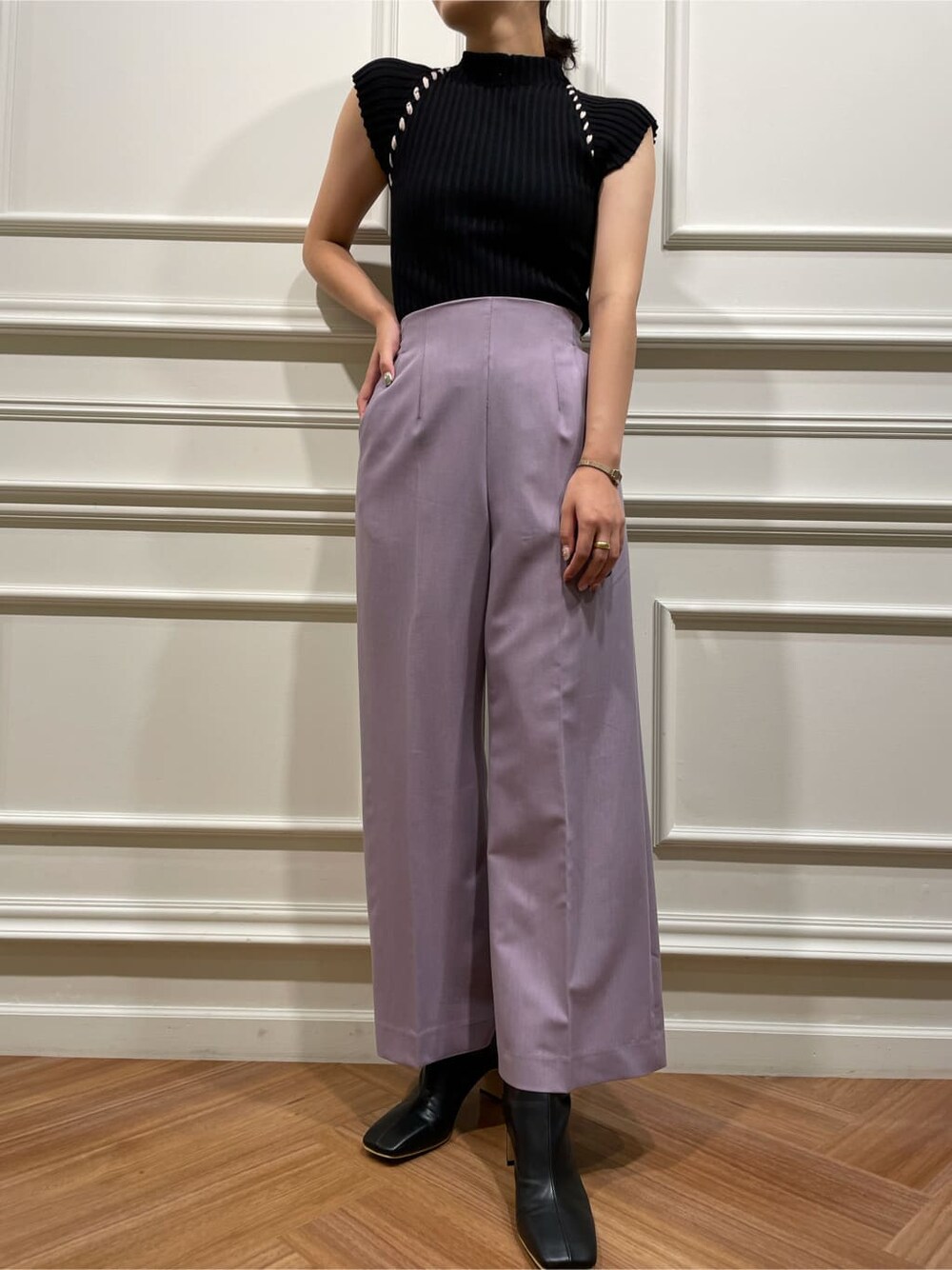 パープル系のその他パンツ、ブラック系のその他シューズ、ブラック系のニット/セーターを着用したレディースの夏コーディネートの4枚目の写真