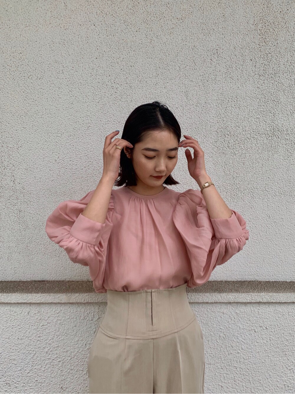 その他のその他シューズ、ピンク系のシャツ/ブラウス、ベージュ系のその他パンツを着用したレディースの春コーディネートの3枚目の写真