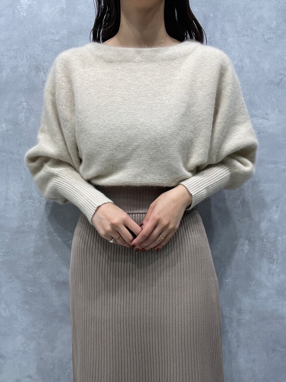 ホワイト系のワンピース、ベージュ系のブーツを着用したレディースの秋コーディネートの6枚目の写真