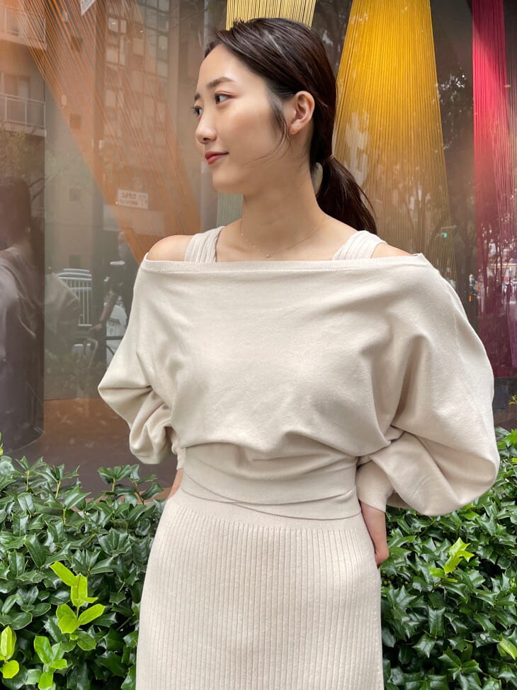 ベージュ系のブーツ、ブラウン系のブルゾン、ホワイト系のワンピースを着用したレディースの秋コーディネートの10枚目の写真