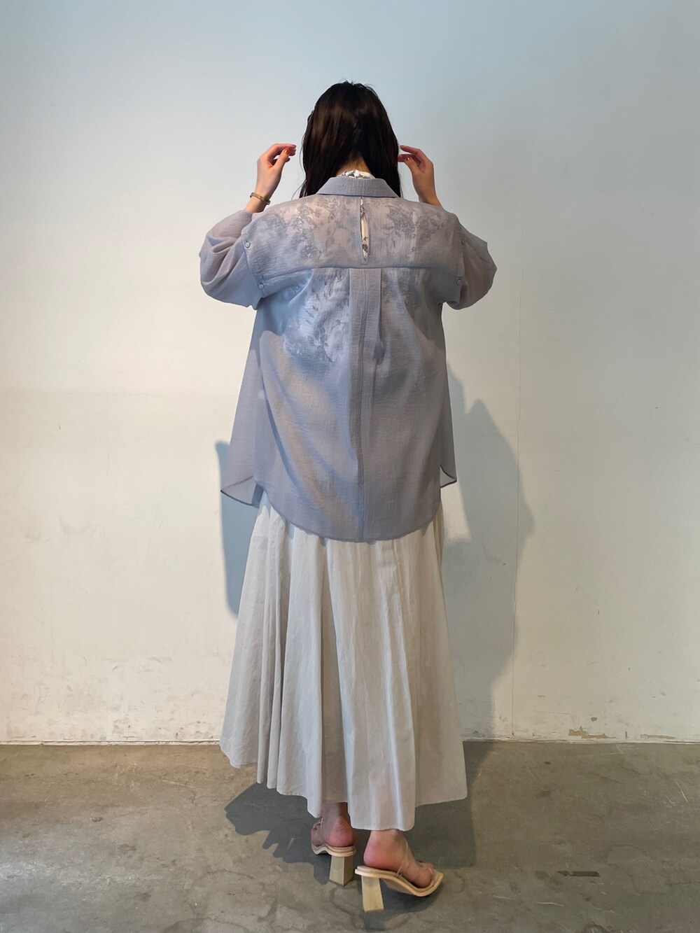 その他のサンダル、グレー系のスカート、ベージュ系のシャツ/ブラウスを着用したレディースの春コーディネートの4枚目の写真