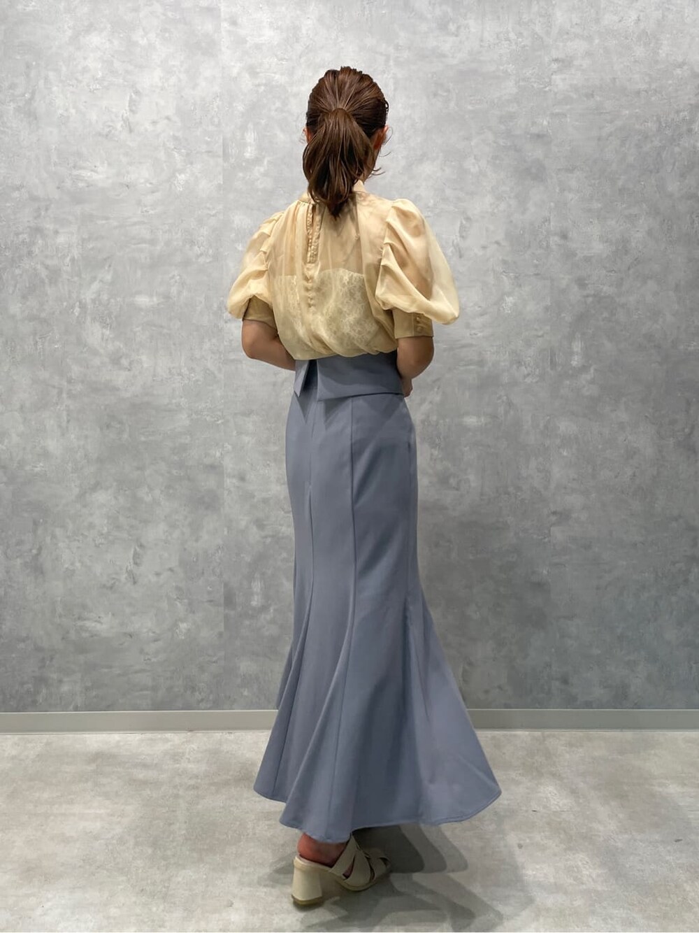 ベージュ系のシャツ/ブラウス、ホワイト系のサンダル、ブルー系のスカートを着用したレディースの夏コーディネートの5枚目の写真