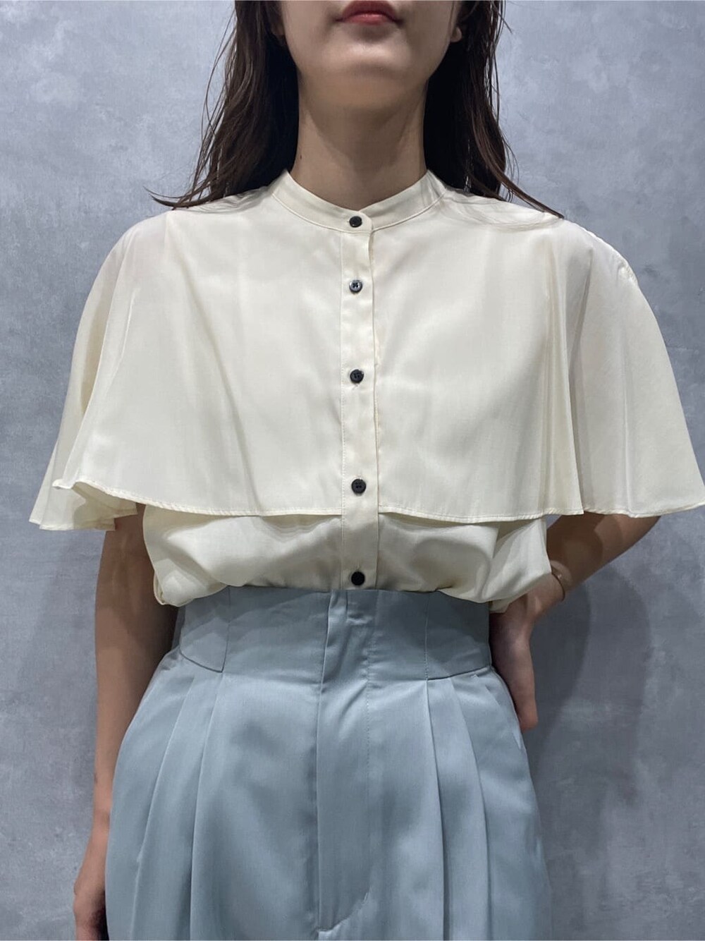 ブルー系のスラックス、ベージュ系のサンダル、ホワイト系のシャツ/ブラウスを着用したレディースの夏コーディネートの5枚目の写真