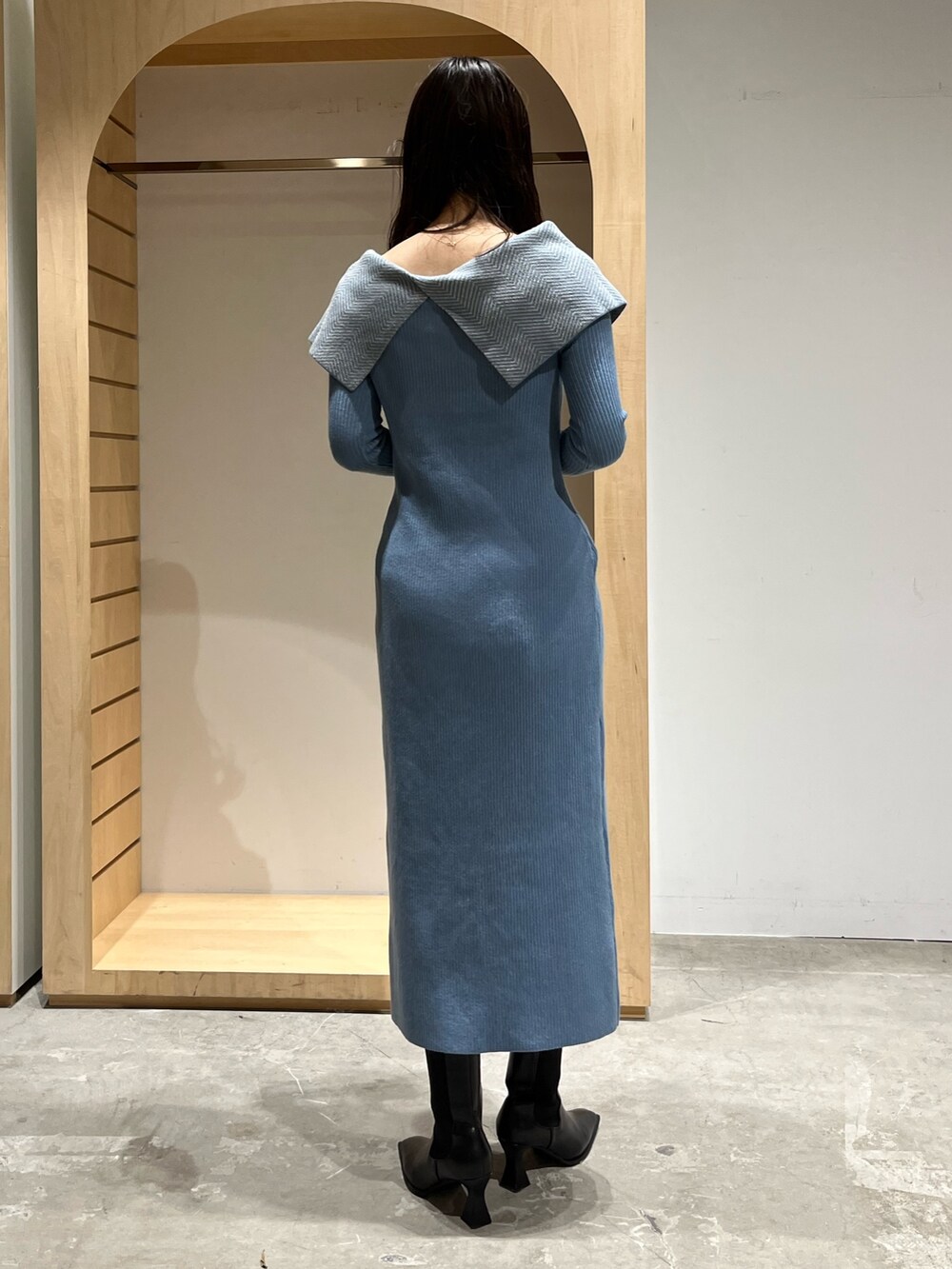 ブラック系のブーツ、ブルー系のワンピースを着用したレディースの冬コーディネートの3枚目の写真