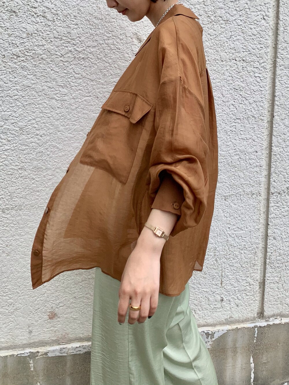 ブラウン系のシャツ/ブラウス、グリーン系のその他パンツ、その他のその他シューズを着用したレディースの夏コーディネートの5枚目の写真