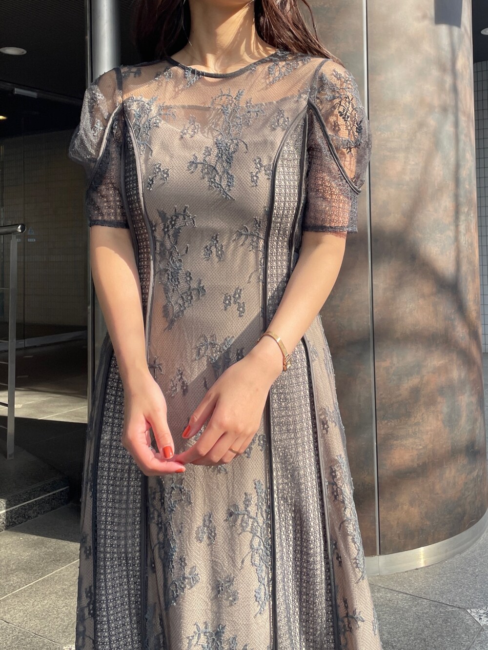 グレー系のドレス、グレー系のパンプス、ホワイト系のトレンチコートを着用したレディースの冬コーディネートの8枚目の写真